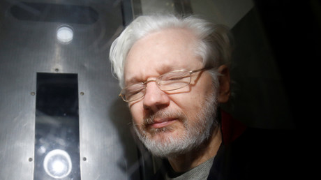 Le fondateur de WikiLeaks, Julian Assange, quitte le Westminster Magistrates Court à Londres, en Grande-Bretagne, le 13 janvier 2020.