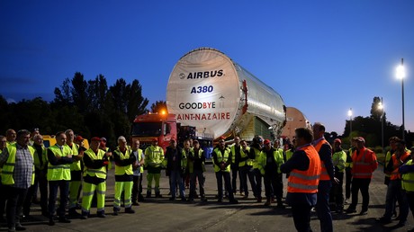 Des ouvriers se rassemblent devant le dernier convoi de l'Airbus A380 MSN 272 à livrer à la compagnie Emirates avant d'atteindre le site d'Airbus, à L'Isle-Jourdain, dans le sud de la France, fin le 17 juin 2020 (illustration).