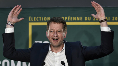 Yannick Jadot, candidat à la tête de la liste Europe Ecologie Les Verts (EELV), réagit après l'annonce des premiers résultats des élections européennes le 26 mai 2019, au restaurant Le Hang'art à Paris.