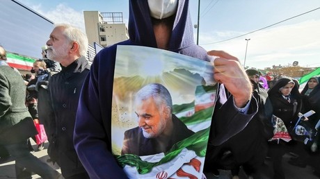 Un Iranien porte un portrait du général iranien tué Qasem Soleimani, le 40e jour après son assassinat lors d'une frappe de drones américains, lors de commémorations marquant les 41 ans de la Révolution islamique, dans la capitale Téhéran le 11 février 2020.