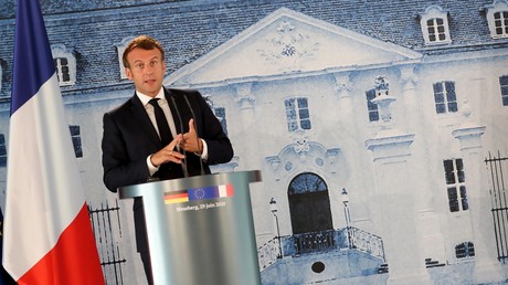 Emmanuel Macron s'exprime lors d'une conférence de presse en Allemagne avec la chancelière allemande Angela Merkel, le 29 juin.
