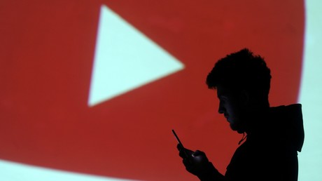 Une silhouette devant le logo de YouTube (image d'illustration).