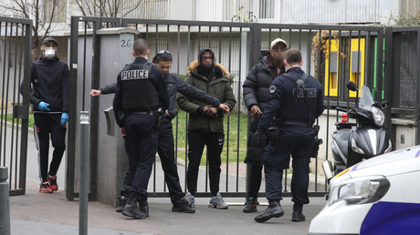 Contrôle de police des attestations dérogatoires de sortie relatives aux mesures de confinement à Saint-Ouen en Seine-Saint-Denis, le 2 avril 2020 (image d'illustration).
