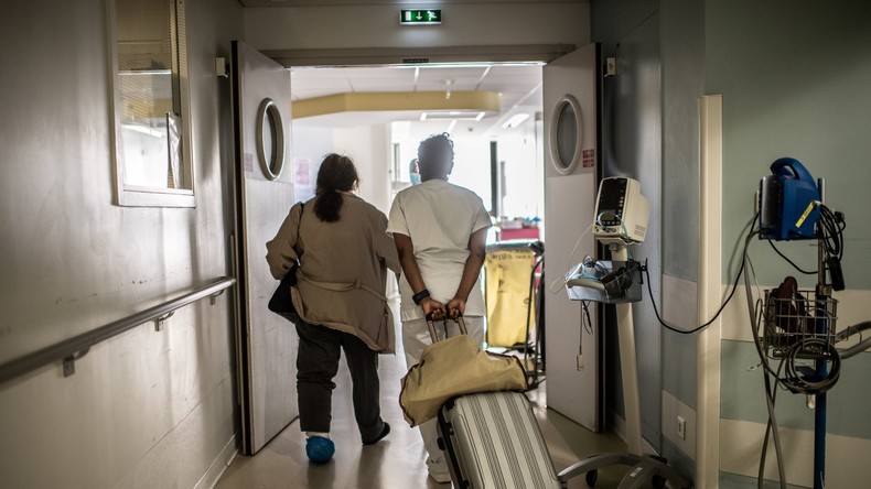 Covid-19 en France : l'arrivée d'une vingtaine de malades d'Algérie fait craindre un nouveau cluster