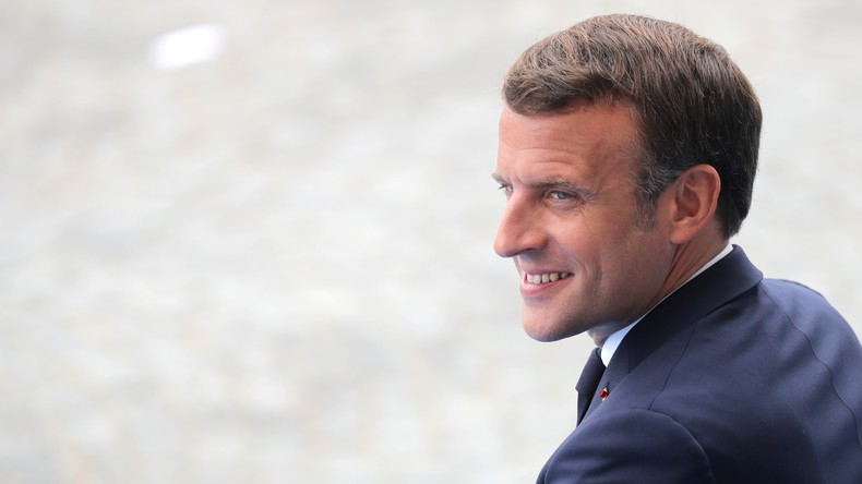 Défilé du 14 Juillet : une banderole hostile à Macron s'élève dans le ciel pendant la Marseillaise
