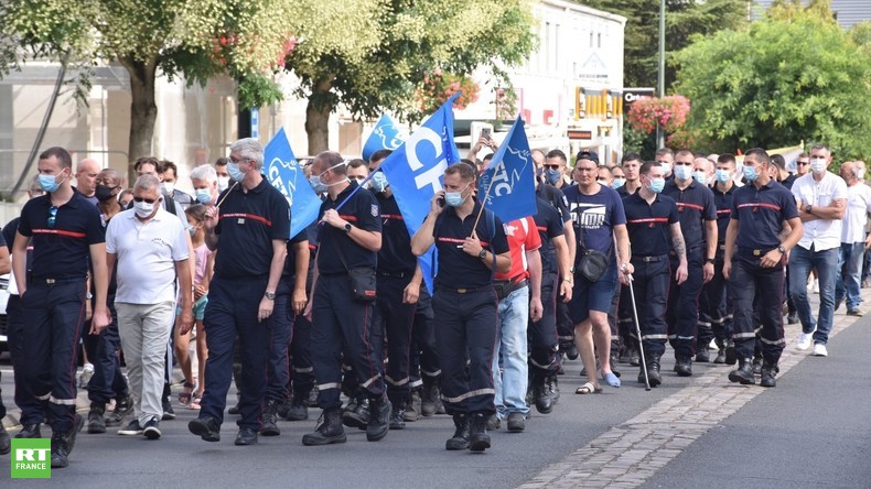 A Etampes, les pompiers manifestent pour exiger la sécurisation de leurs missions