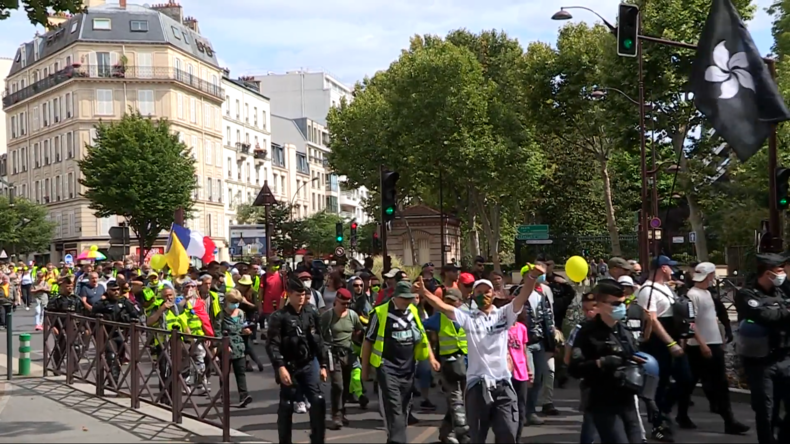 «On est là !» : des Gilets jaunes toujours mobilisés malgré l'été (VIDEO)