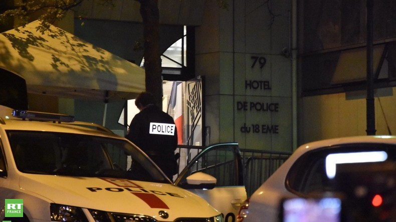 Macron rend visite aux «nuiteux» de la police, et en oublie de porter son masque