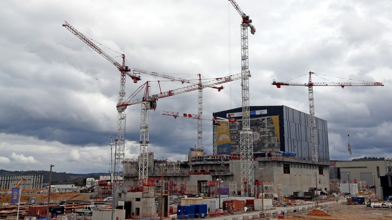 Vladimir Poutine salue le début de l'assemblage du gigantesque réacteur à fusion ITER