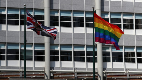 L'ambassade de Grande-Bretagne à Moscou a aussi arboré un drapeau LGBT.