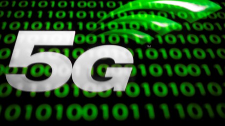 Cette illustration montre le logo de la technologie sans fil 5G affiché sur une tablette à Paris le 18 février 2019.