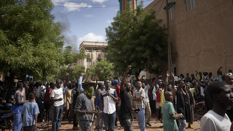 Les manifestants rassemblés devant la mosquée Salam de Badalabougou à Bamako le 12 juillet 2020.