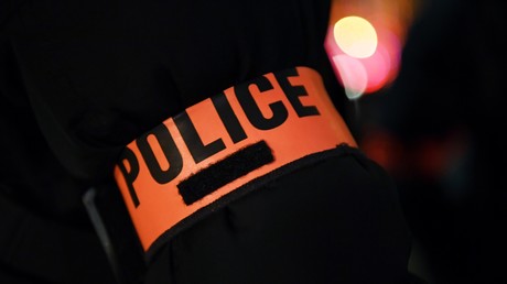 Brassard police arboré par un fonctionnaire qui manifeste avec le mouvement des Gyros bleus le 20 décembre 2018, place Georges Clemenceau à Paris (image d'illustration).