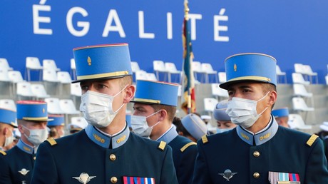 Des élèves-officiers de l'Ecole militaire inter-armes portant des masques de protection arrivent avant le défilé militaire annuel du 14 Juillet sur la place de la Concorde à Paris, le 14 juillet 2020 (image d'illustration).