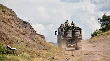 Des soldats arméniens en patrouille aux abords du village de Movses, près de la frontière avec l'Azerbaïdjan, le 15 juillet.