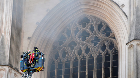 Des pompiers interviennent alors que la cathédrale de Nantes est frappée par un incendie, le 18 juillet 2020.