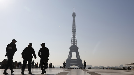 Des policiers français patrouillent sur la place des droits de l'Homme du Trocadéro face à la Tour Eiffel, le 21 avril 2017 à Paris (image d'illustration).