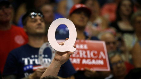 Une personne brandit la lettre «Q» lors d'un meeting de Donald Trump en Pennsylvanie, en août 2018 (image d'illustration).