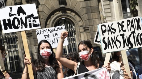 Des élus écologistes et militantes féministes manifestent contre la présence de Christophe Girard au poste d'adjoint à la culture, le 23 juillet à Paris.