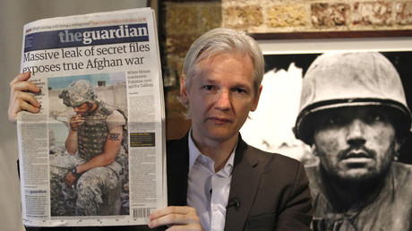 Le fondateur de Wikileaks, Julian Assange, tient un exemplaire du journal Guardian lors d'une conférence de presse au Frontline Club, dans le centre de Londres, le 26 juillet 2010.