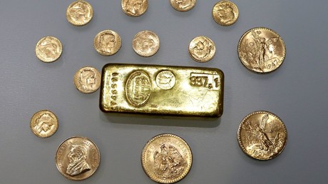 Un lingot et des pièces d'or (Image d'illustration)