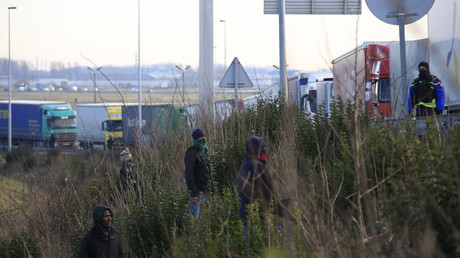 En 2016, des migrants essaient de monter dans des camions en direction du Royaume-Uni (image d'illustration)