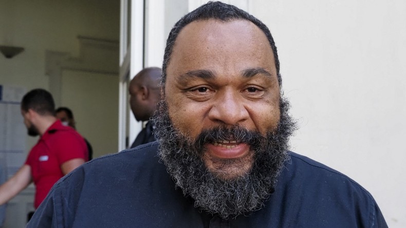 «Contenu se moquant des victimes de la Shoah» : Dieudonné banni définitivement par Facebook