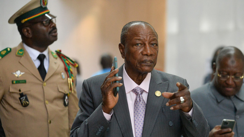 Guinée : le président Alpha Condé visé par une plainte pour corruption et trafic d'influence