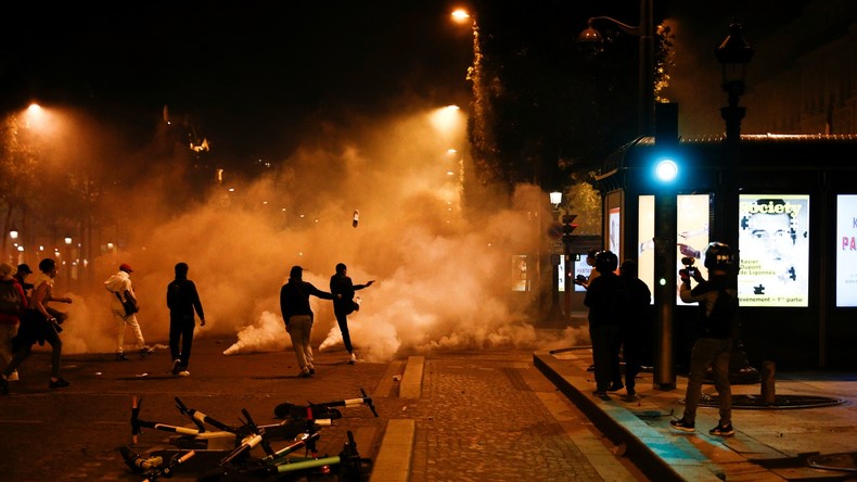 Pillages, voitures en feu, heurts et gaz lacrymogène à Paris après le match PSG-Bayern