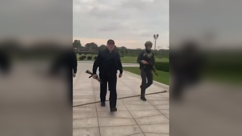 Loukachenko s'affiche avec un fusil d'assaut et un gilet pare-balles à Minsk (IMAGES)
