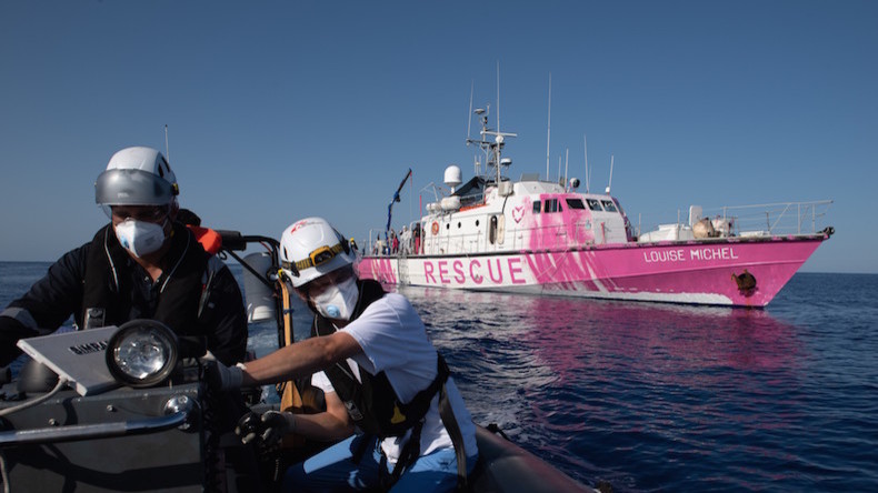 Bloqué en Méditerranée, le bateau humanitaire affrété par l'artiste Banksy appelle à l'aide