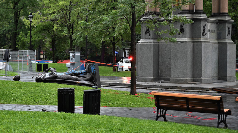 Montréal : la statue d'un des pères de la Confédération canadienne déboulonnée