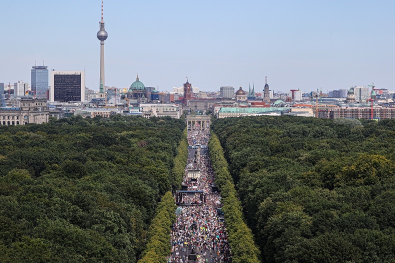 «Bas les masques» : des milliers de manifestants à Berlin contre les restrictions liées au Covid-19