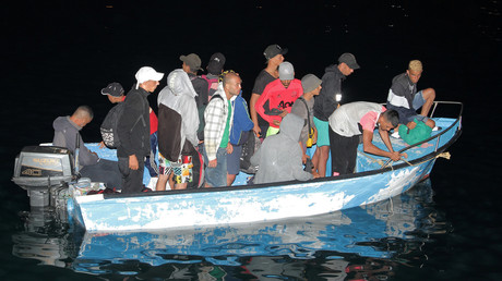 Des migrants sur un bateau à l'approche du quai sur l'île sicilienne de Lampedusa, en Italie, le 24 juillet 2020 (image d'illustration).