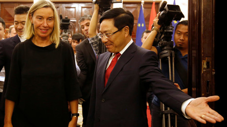 L-ex-haute représentante de l'Union européenne pour les affaires étrangères et la politique de sécurité Federica Mogherini et le vice-Premier ministre et ministre des Affaires étrangères du Vietnam, Pham Binh Minh, à Hanoi, Vietnam, le 5 août 2019 (image d'illustration).