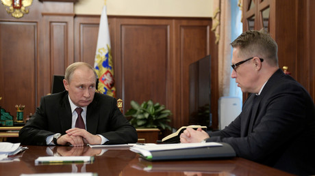 Le président russe Vladimir Poutine écoute le ministre de la Santé Mikhaïl Mourachko lors d'une réunion sur la prévention de la propagation du coronavirus, à Moscou, Russie, le 29 janvier 2020 (image d'illustration).