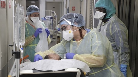 Personnel soignant accompagnant un patient pour un scanner à Bagnolet en avril 2020 (image d'illustration).