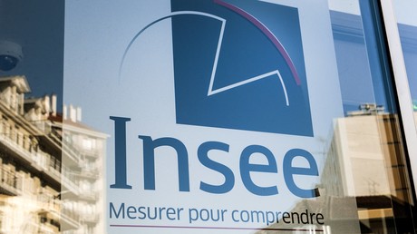 Logo de l'Institut national de la statistiques et des études économiques sur la façade de son siège à Montrouge dans la région parisienne (illustration).