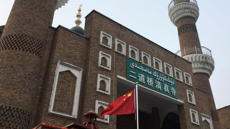 Le drapeau de la République populaire de Chine flotte devant une mosquée à Urumqi, Xinjiang (image d'illustration).
