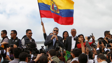 L'ancien président équatorien Rafael Correa s'adresse à ses supporters alors que lui et sa famille s'apprêtent à déménager en Belgique, à l'extérieur de l'aéroport international Mariscal Sucre, à la périphérie de Quito, en Equateur, le 10 juillet 2017.