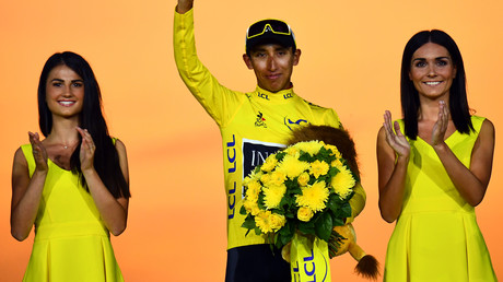 Le Colombien Egan Bernal célèbre son maillot jaune de leader sur le podium de la 21e et dernière étape de la 106e édition de la course cycliste du Tour de France entre Rambouillet et les Champs-Élysées de Paris, à Paris le 28 juillet 2019. (Illustration)