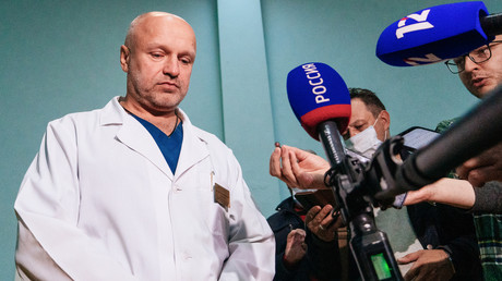 Anatoli Kalinitchenko, vice-directeur de l'hôpital des urgences n°1 d'Omsk, s'adresse  à la presse le 20 août.