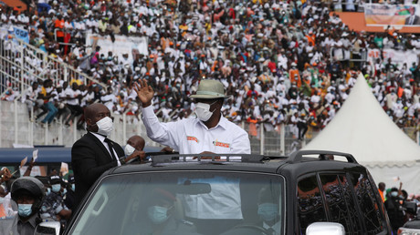 Alassane Ouattara arrivant dans le stade d'Abidjan le 22 août.