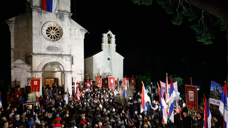 Des manifestants protestent contre la loi controversée sur «la liberté religieuse» à Herceg Novi au Monténégro, le 2 février 2020.