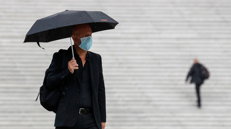 Un homme portant un masque dans le quartier d'affaires de la Défense (image d'illustration).