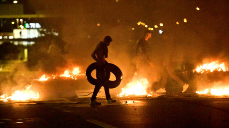 Des manifestants brûlent des pneus lors d'une émeute dans le quartier Rosengard de Malmö, Suède, le 28 août 2020.