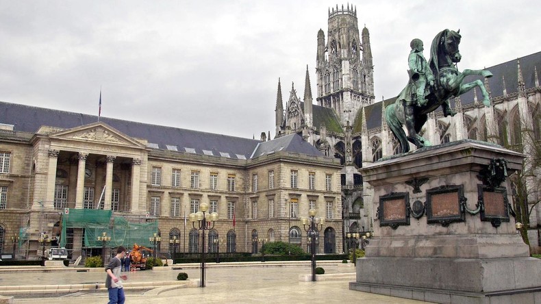 Le maire de Rouen propose de remplacer une statue de Napoléon par un monument à Gisèle Halimi
