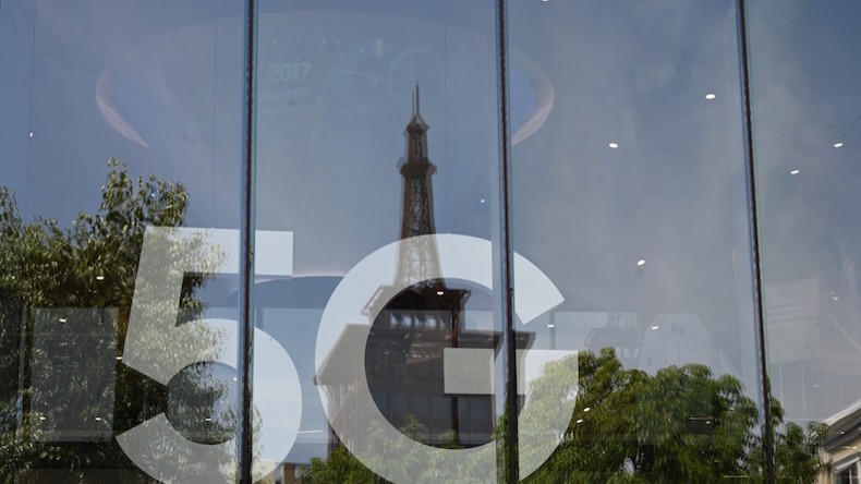 Ruffin demande un référendum sur la 5G, Macron moque ceux qui préfèreraient «le modèle Amish»