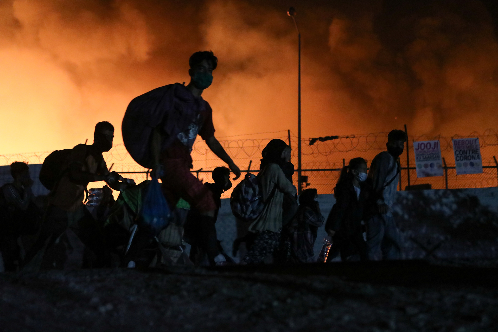 Un incendie ravage le camp de migrants de Lesbos après des révoltes contre les mesures sanitaires