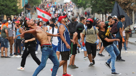 Des manifestants jettent des pierres lors de manifestations antigouvernementales à Beyrouth, au Liban, le 1er septembre 2020.